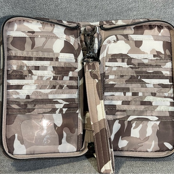 LUG Tandem SE Zip Wallet Wristlet Camouflage Pattern, Camo - Picture 3 of 5
